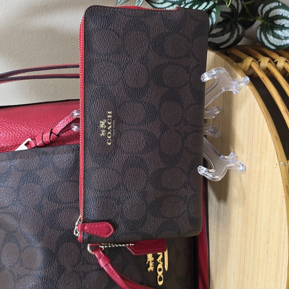 Coach Marlon Hobo In Signature Canvas With Wallet - Picture 2 of 16